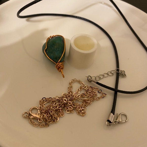 Chrysocolla pendant with choice of either black or rose gold necklace - Picture 2 of 3